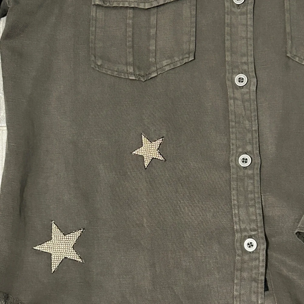 LIKE NEW! Women's Rails Loren - Gray Button down w/Stars - MEDIUM - Picture 10 of 10